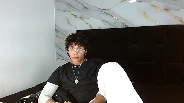 MaximilianRoth live cam on StripChat