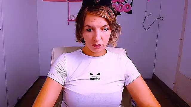 Lana_Foxyy live cam on StripChat
