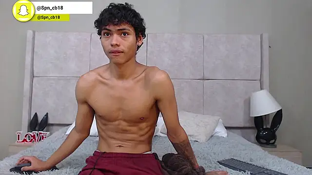 adam_piarse01 live cam on StripChat