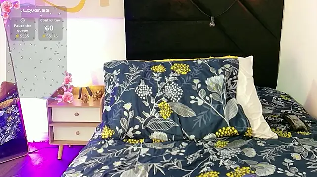 skinnyindiansluttt live cam on StripChat