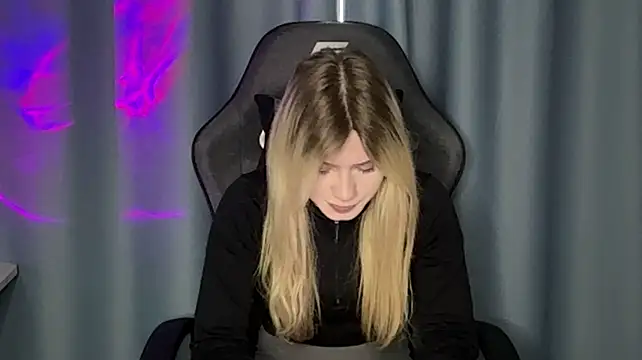 EstellOnorati live cam on StripChat