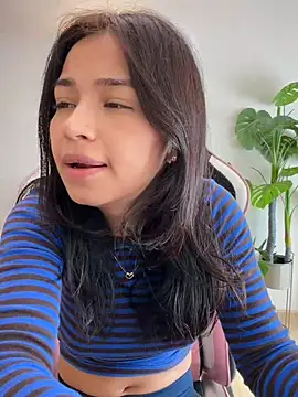 Adriennesexxx live cam on StripChat