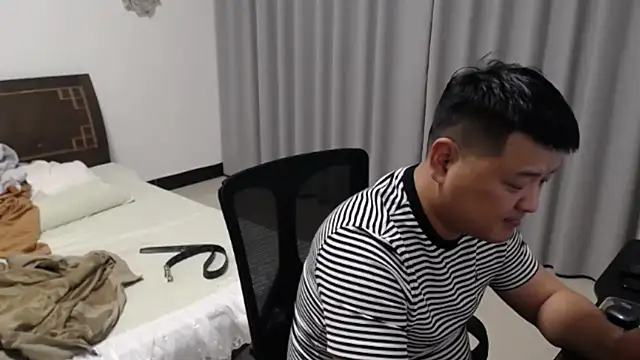 zhang1118 live cam on StripChat