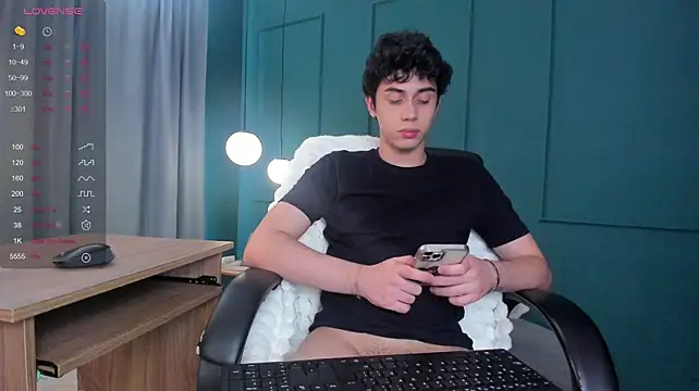 Milan_saint live sex cam