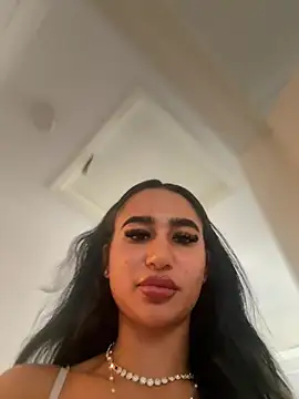 itsyourgirltee live cam on StripChat