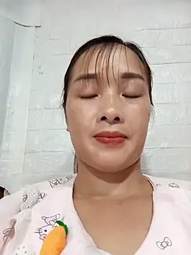 Bee_2x live cam on StripChat