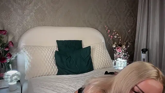 AnikaSunshine live cam on StripChat