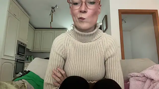 DouceMarine live cam on StripChat