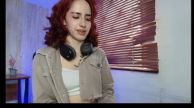 elodie_rouge live cam on StripChat