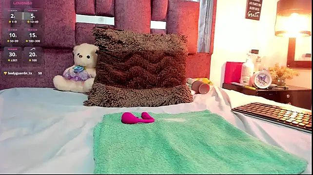 sofy_bonnet1 live cam on StripChat