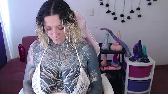 SLOPPYTITSS live cam on StripChat