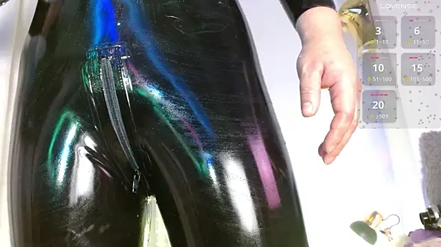 LatexDevil_Blondie live cam on StripChat