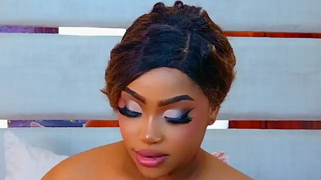 TiannahGlow live cam on StripChat