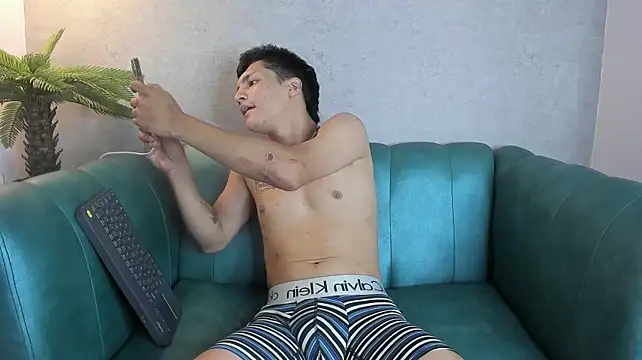 Julian_Fiire live cam on StripChat