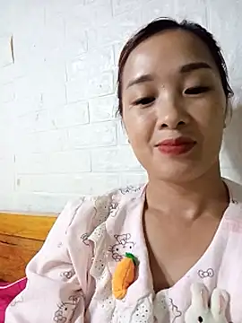 Bee_2x live cam on StripChat