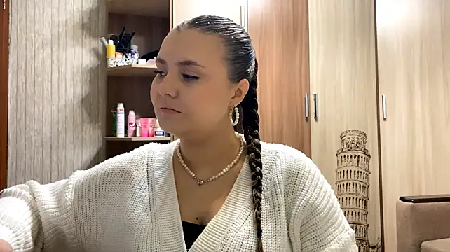 Shinylvy live cam on StripChat