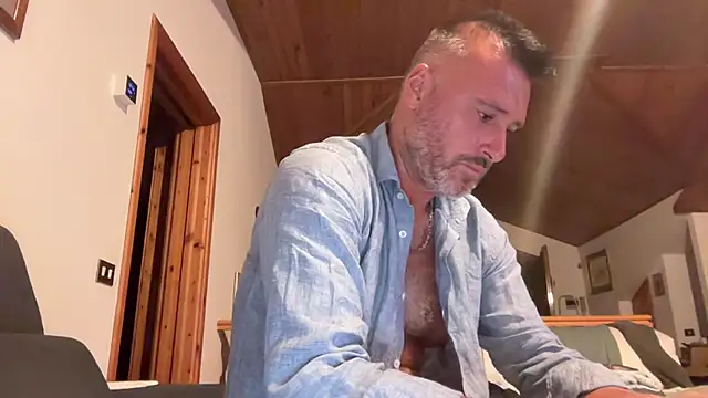 marcovik1 live cam on StripChat