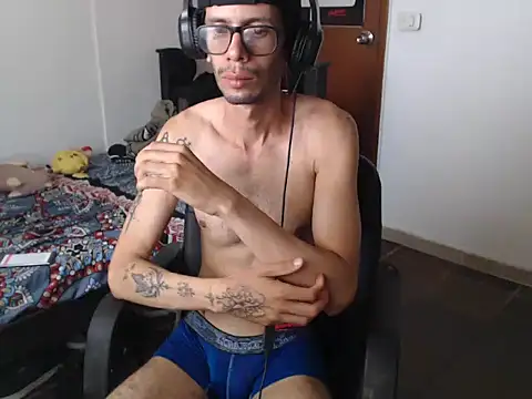 alisterxxx live cam on StripChat