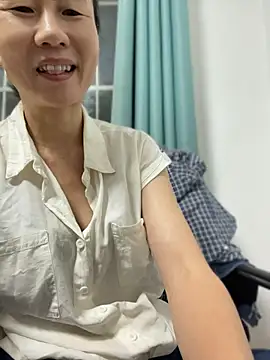 lilysister66 live cam on StripChat