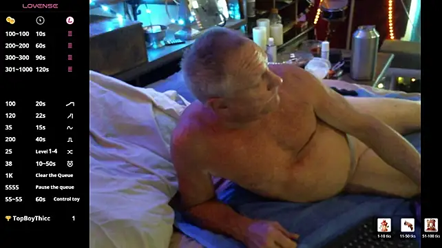 Pussyeat2please live cam on StripChat