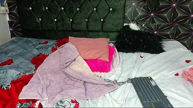 Zara_Luux live cam on Stripchat