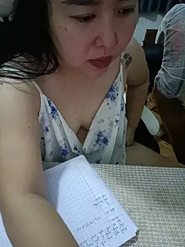 Mon_xinh live cam on StripChat