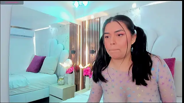 luna_bloomm_ live cam on StripChat