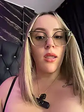 CurvyLust_x live cam on StripChat
