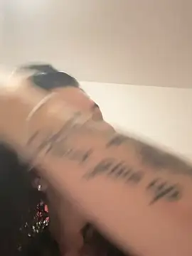 IRISWHITE17 live cam on StripChat