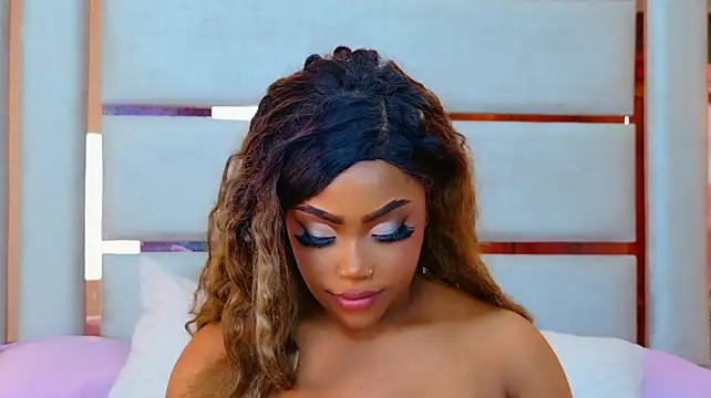 TiannahGlow live cam on StripChat
