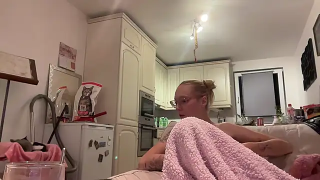 DouceMarine live cam on StripChat