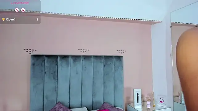 MiaPortmass_ live cam on StripChat