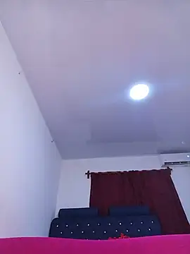 Saaarahh261 live cam on StripChat