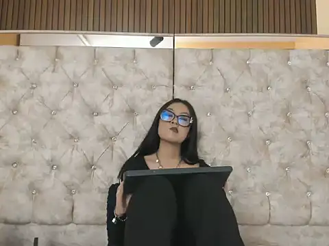 Charlothhe_doll live cam on StripChat