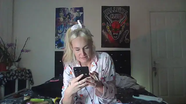 BlazingBaddie420 live cam on StripChat