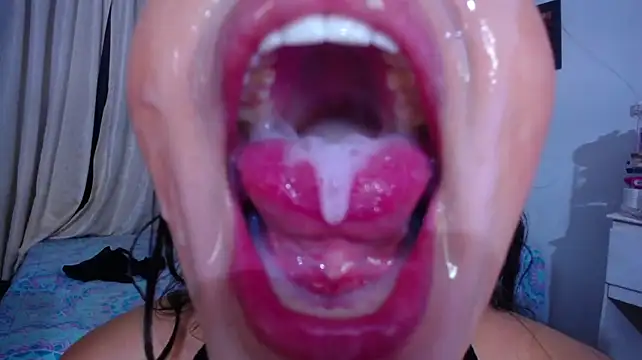 Sharlottee live cam on StripChat
