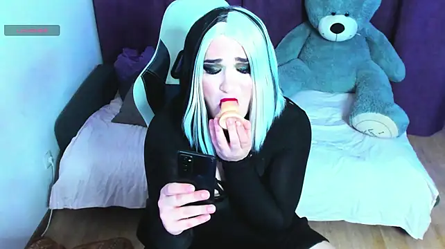 sexxx-queen (T young) - suck on a dildo