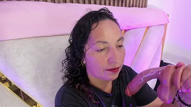 Luna_Naughty1 live cam on StripChat