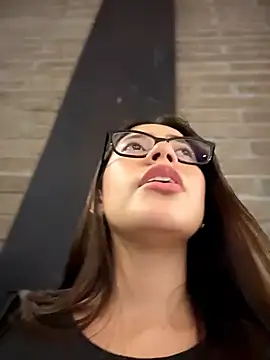 Saracalderon live cam on StripChat