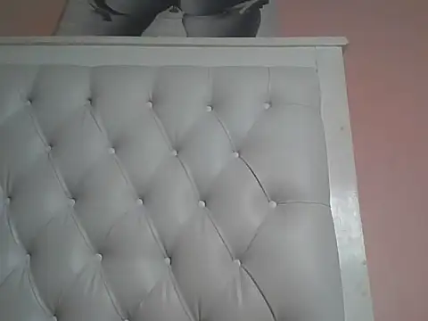 naughtypetite1 live cam on StripChat