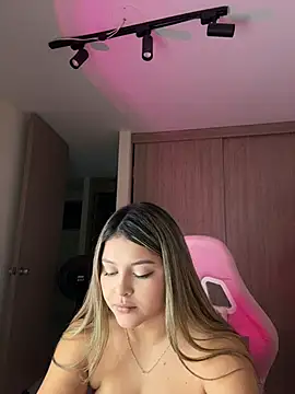 lunablossom_ live cam on StripChat