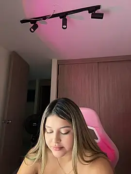 lunablossom_ live cam on StripChat