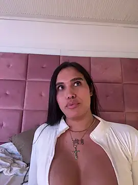 Belle_Noir live cam on StripChat