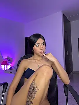 Mirandaa_Rogers live cam on StripChat