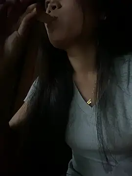 Emmi_cute9x live cam on StripChat