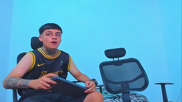Thomas-Wil live cam on StripChat
