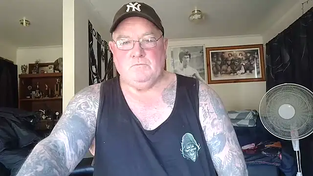 KINKYBLUEYES69 live cam on StripChat