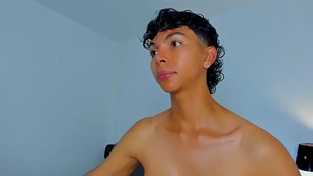 xhenisa_ live cam on StripChat