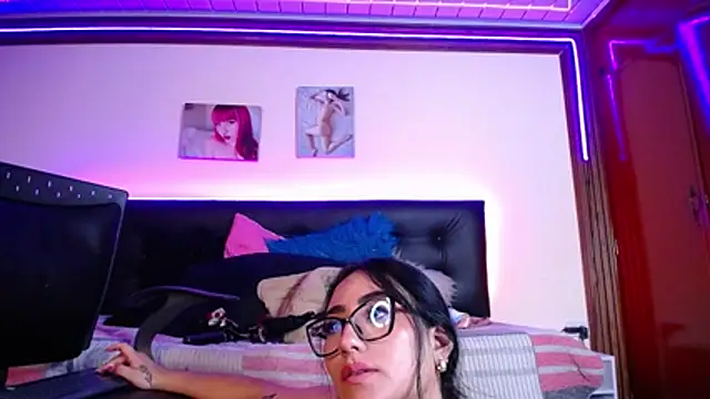 SeleneMore live cam on StripChat