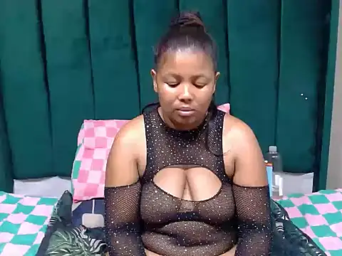 Mellowkittyyellow live cam on StripChat